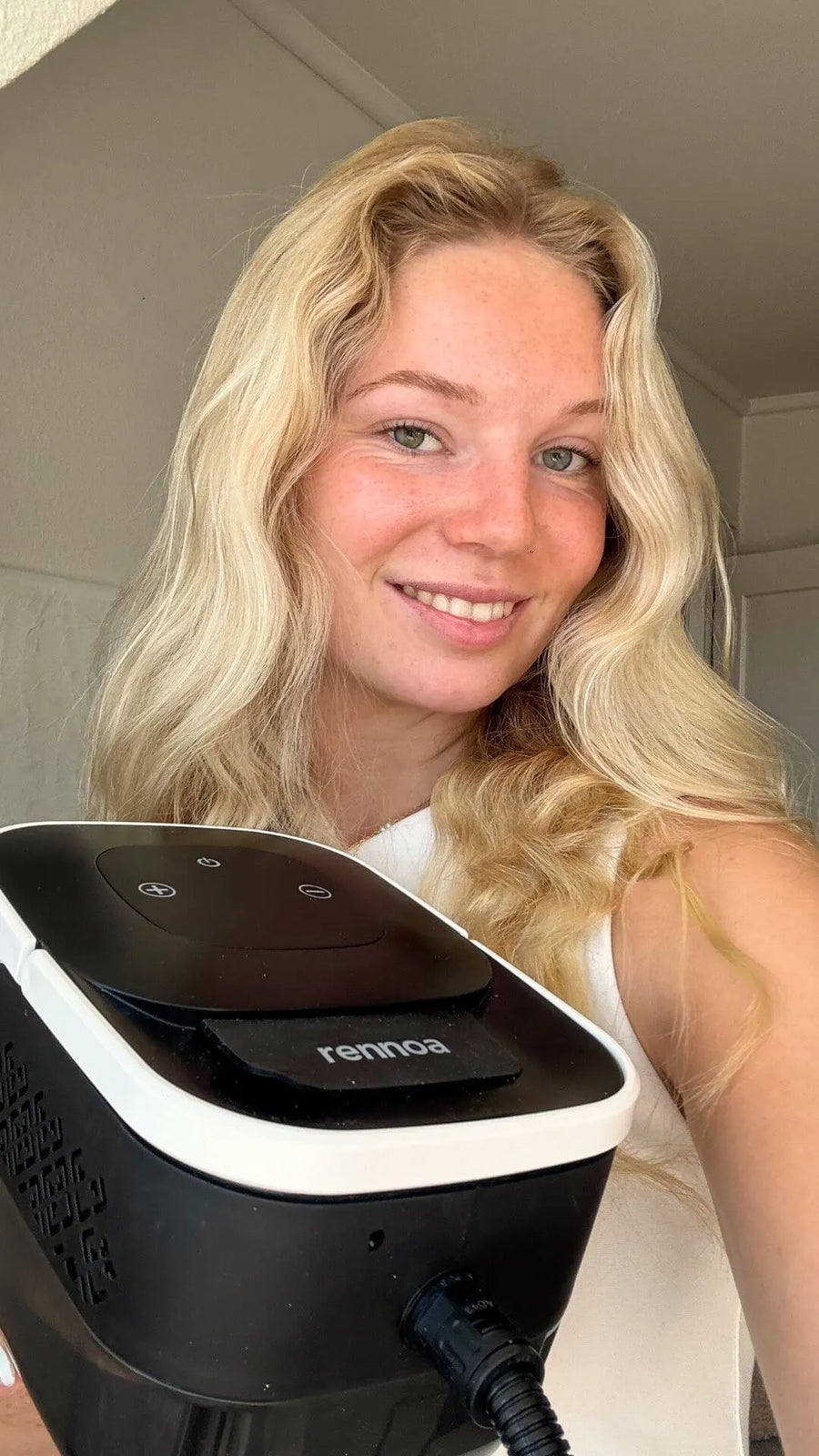 Person holder damprenser i hånden