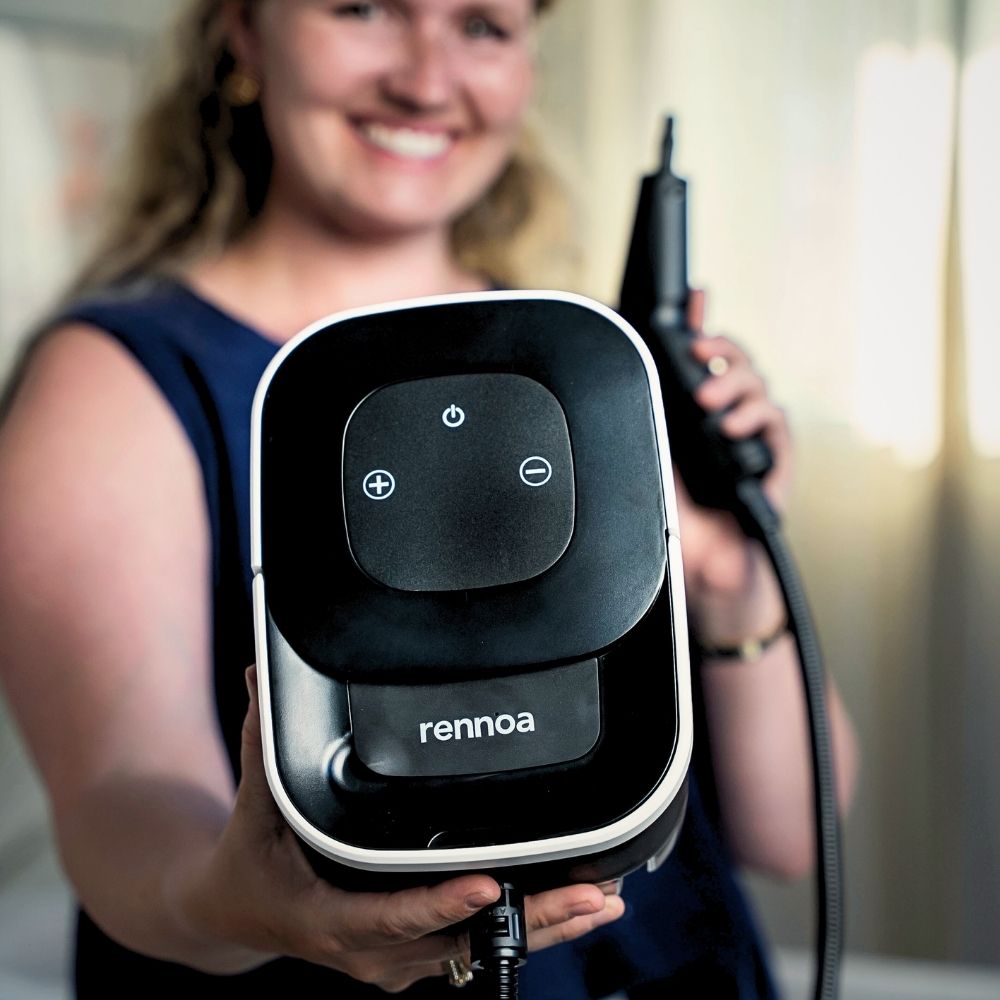 Nærbillede af Rennoa damprenser med kontrolknapper og damphåndtag
